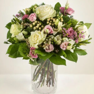 rose , lisianthus , fresie , hypericum bacche , wax flowers , garofani